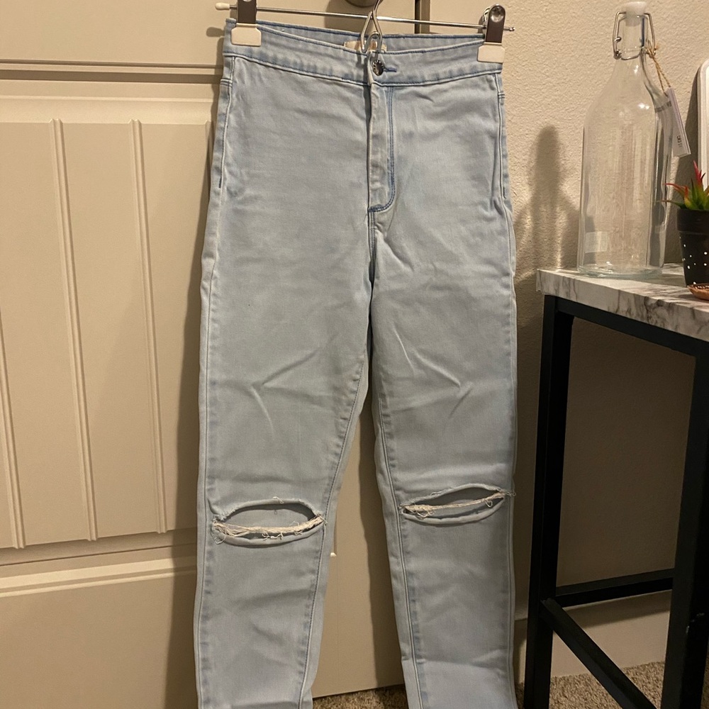 Knee-rip jeans